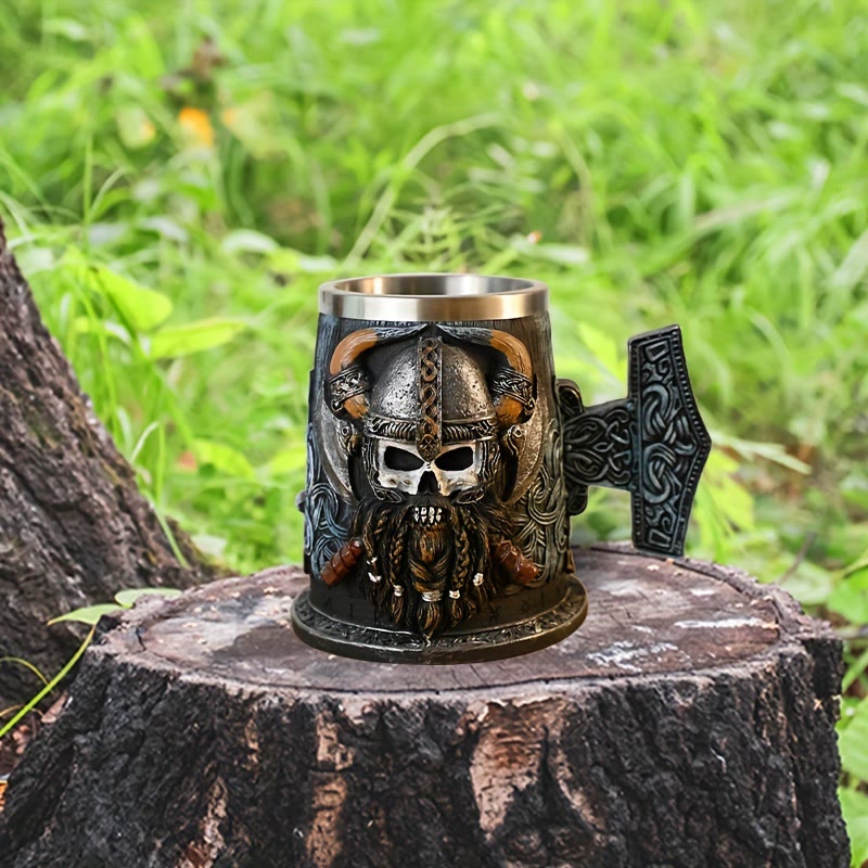 WorldNorse Mjölnir Totenkopf mit gehörntem Helm Krug
