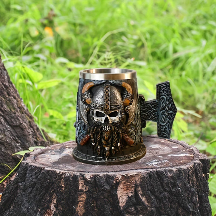 WorldNorse Mjölnir Totenkopf mit gehörntem Helm Krug