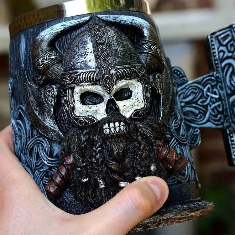 WorldNorse Mjölnir Totenkopf mit gehörntem Helm Krug