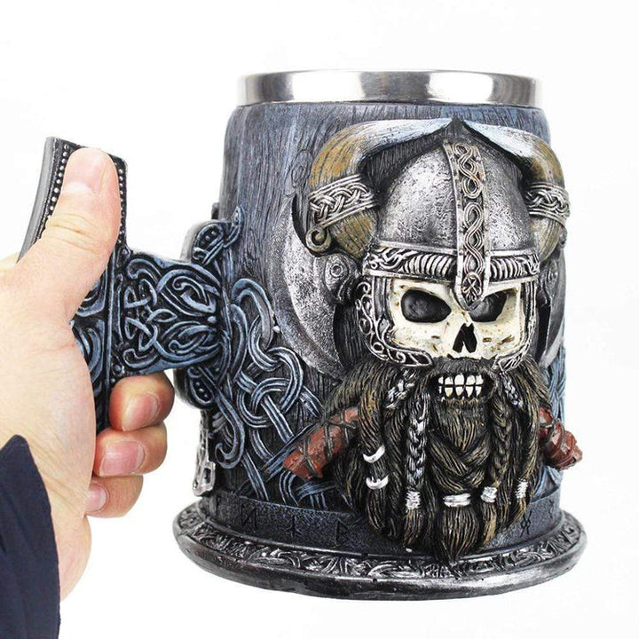 WorldNorse Mjölnir Totenkopf mit gehörntem Helm Krug