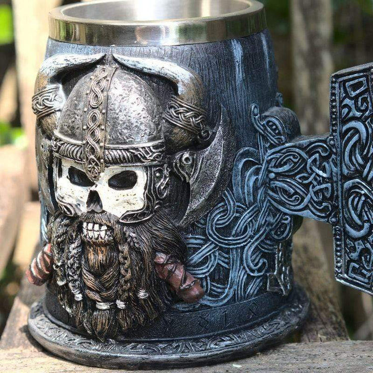 WorldNorse Mjölnir Totenkopf mit gehörntem Helm Krug