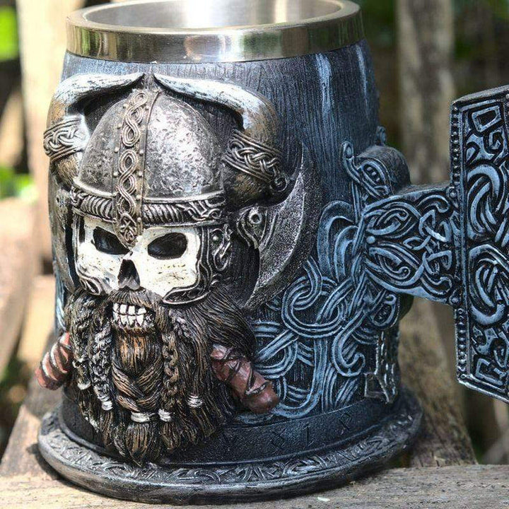 WorldNorse Mjölnir Totenkopf mit gehörntem Helm Krug