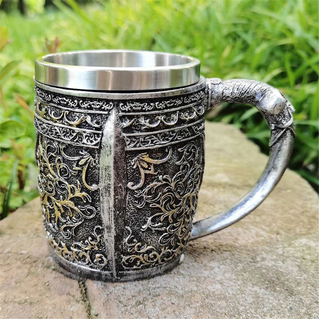 Bierkrug mit nordischem Wikinger-Totenkopf