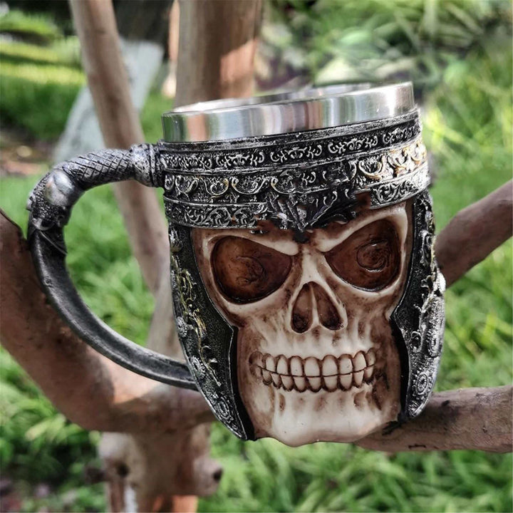 Bierkrug mit nordischem Wikinger-Totenkopf