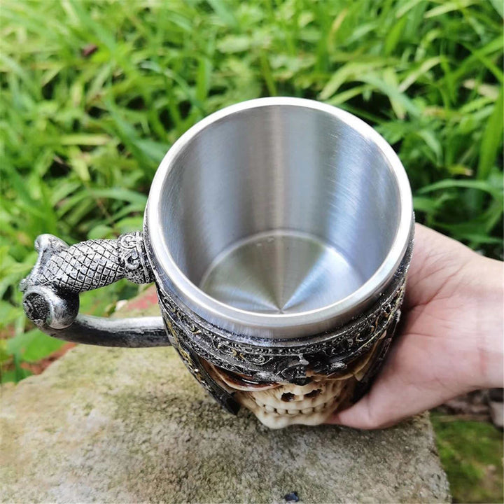 Bierkrug mit nordischem Wikinger-Totenkopf