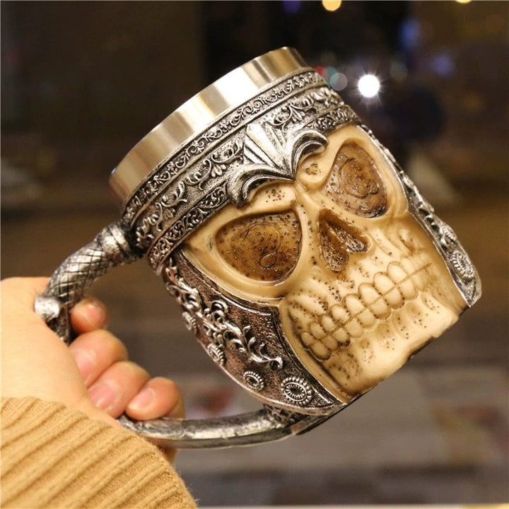 Bierkrug mit nordischem Wikinger-Totenkopf