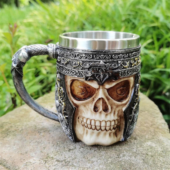 Bierkrug mit nordischem Wikinger-Totenkopf