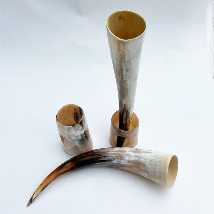 WorldNorse Handgefertigtes Trinkhorn mit Ständer