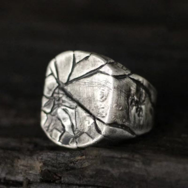 WorldNorse Retro-Ring aus Edelstahl mit rissiger Steinstruktur