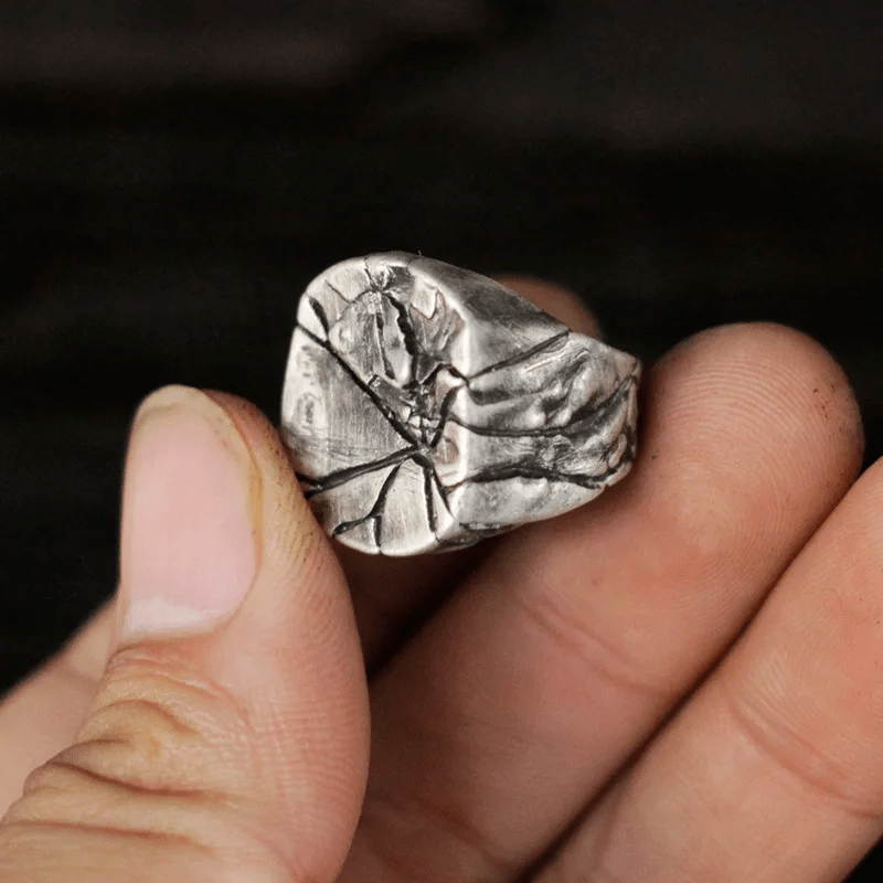 WorldNorse Retro-Ring aus Edelstahl mit rissiger Steinstruktur