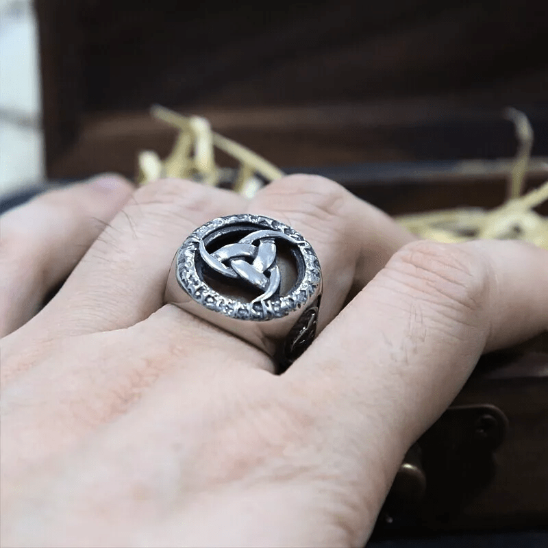 WorldNordischer Ring mit dem Dreifaches Horn von Odin