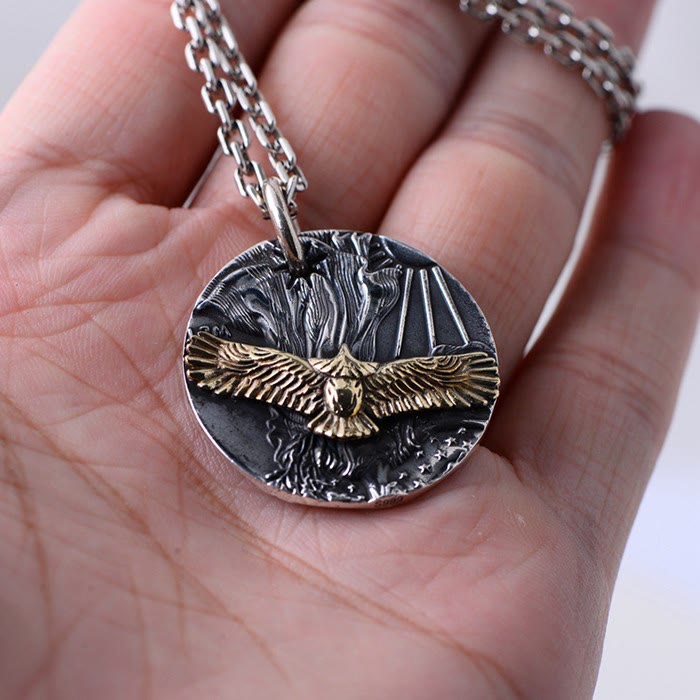 WorldNorse – Doppelseitige Halskette mit Münze im fliegenden Adler-Design