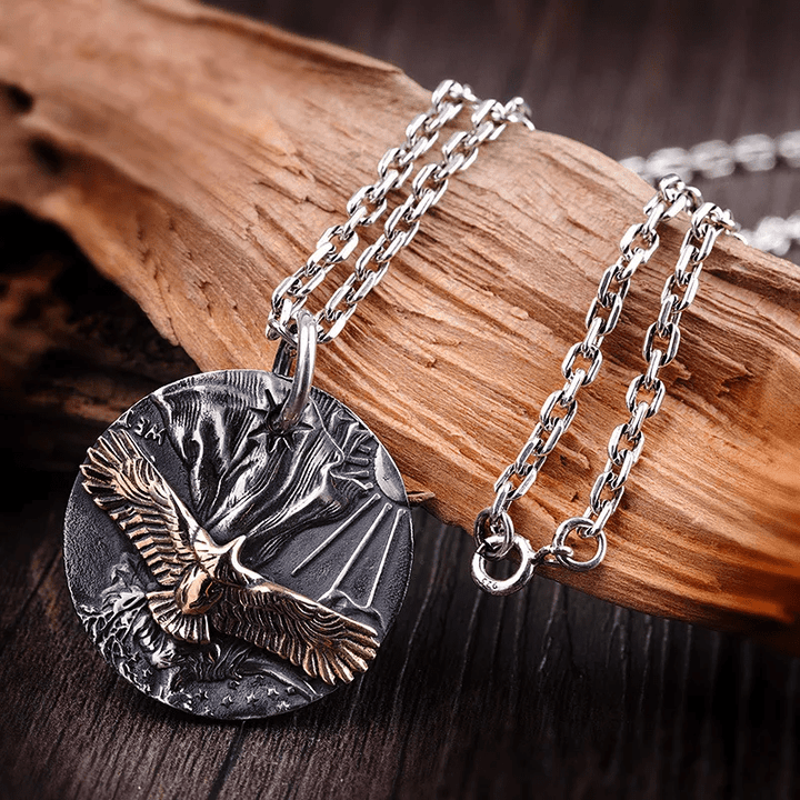 WorldNorse – Doppelseitige Halskette mit Münze im fliegenden Adler-Design