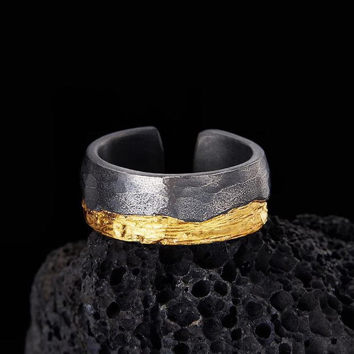 WorldNorse Rustikaler offener Bandring mit Goldadern