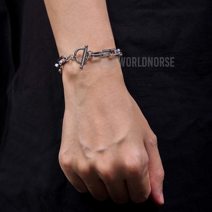 WorldNorse Langes, flaches, quadratisches Armband mit einer Wortschnalle