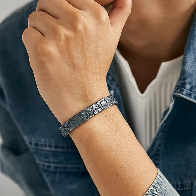 WorldNorse Armband mit eingraviertem Wolkenmuster