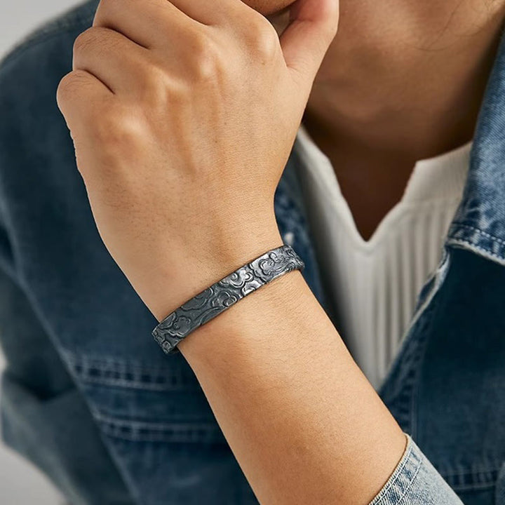 WorldNorse Armband mit eingraviertem Wolkenmuster