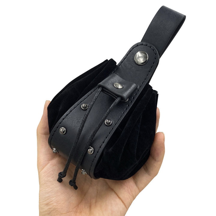 WorldNorse – Gürteltasche aus Leder mit Nietenakzent