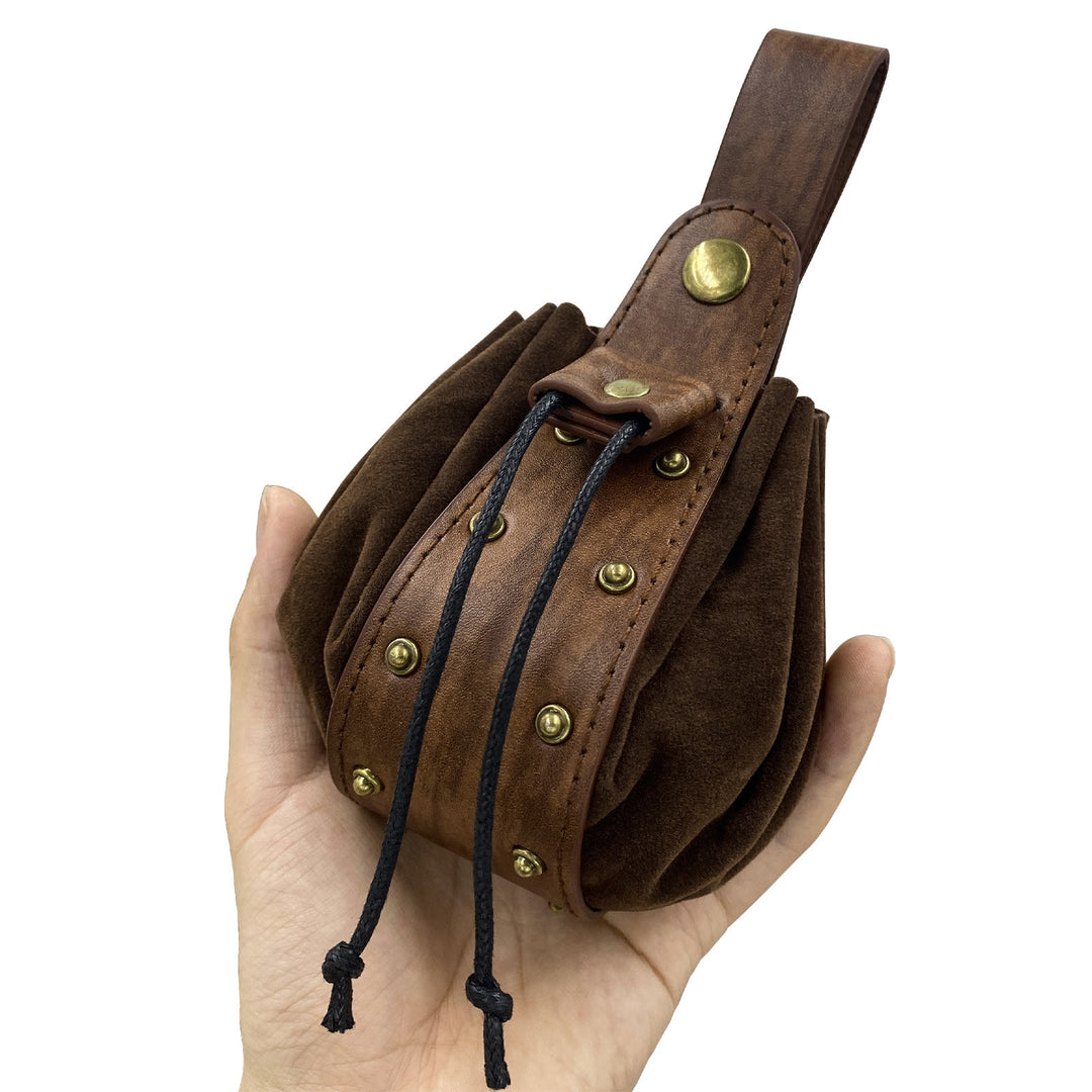 WorldNorse – Gürteltasche aus Leder mit Nietenakzent