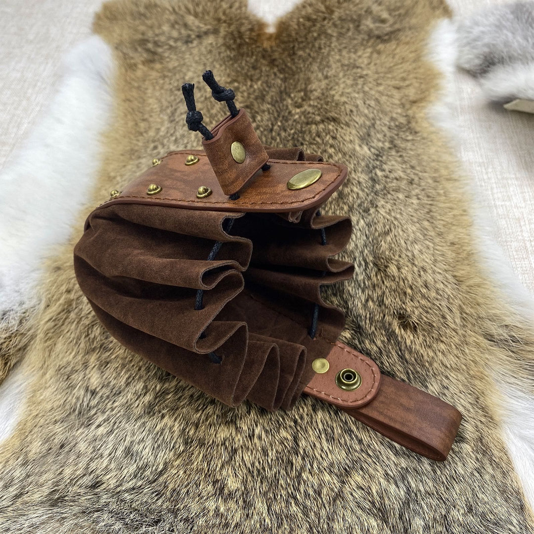 WorldNorse – Gürteltasche aus Leder mit Nietenakzent