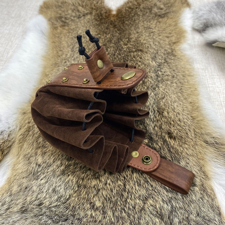 WorldNorse – Gürteltasche aus Leder mit Nietenakzent