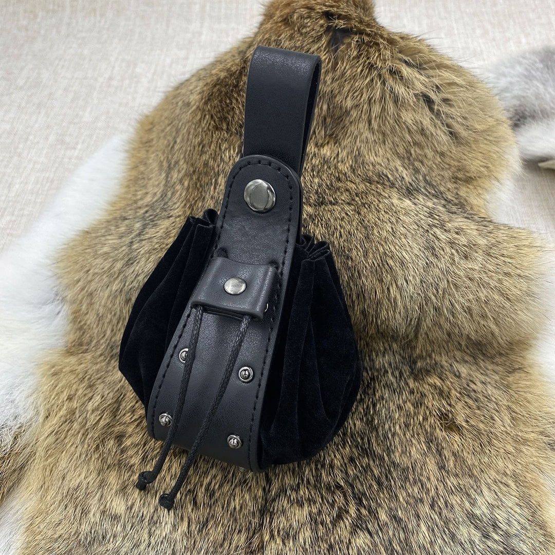 WorldNorse – Gürteltasche aus Leder mit Nietenakzent