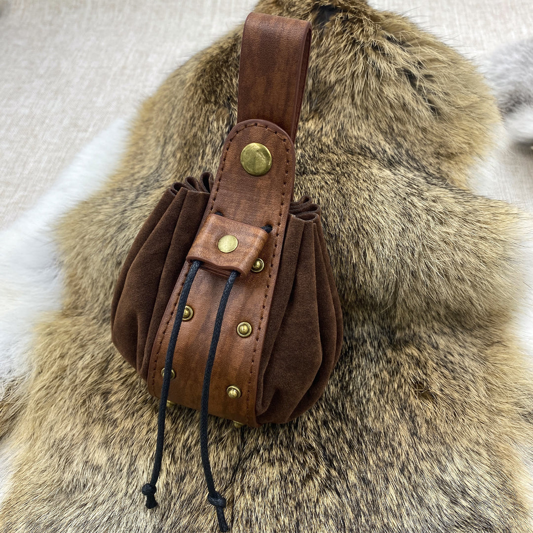 WorldNorse – Gürteltasche aus Leder mit Nietenakzent