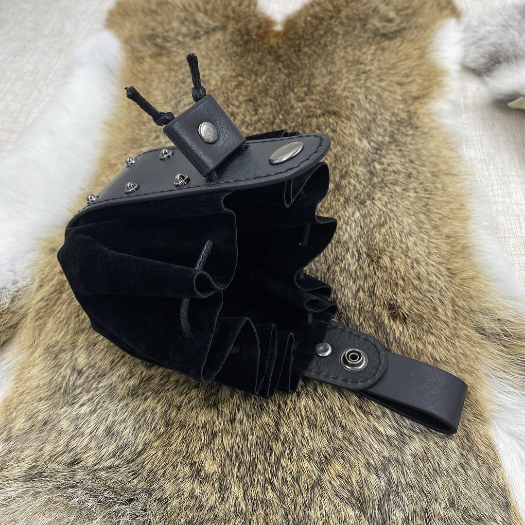 WorldNorse – Gürteltasche aus Leder mit Nietenakzent