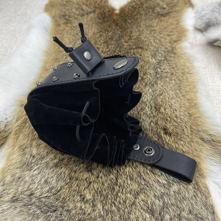 WorldNorse – Gürteltasche aus Leder mit Nietenakzent