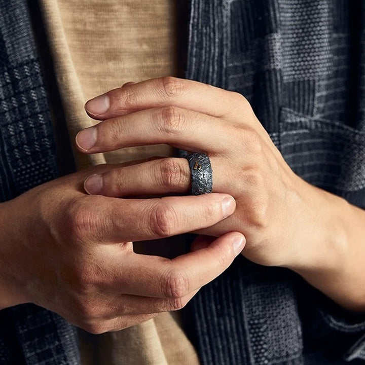 WorldNorse Robuster Ring mit gehämmerter Textur