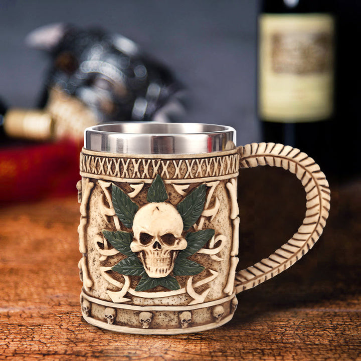 WorldNorse Tasse mit gebogenem Griff und Totenkopf-/Blattmotiv