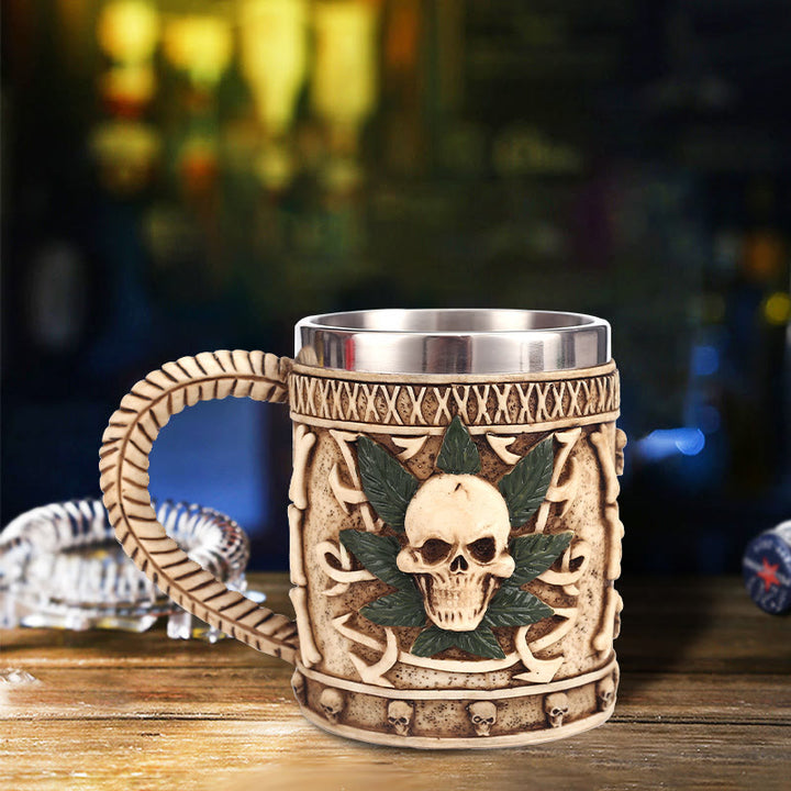 WorldNorse Tasse mit gebogenem Griff und Totenkopf-/Blattmotiv