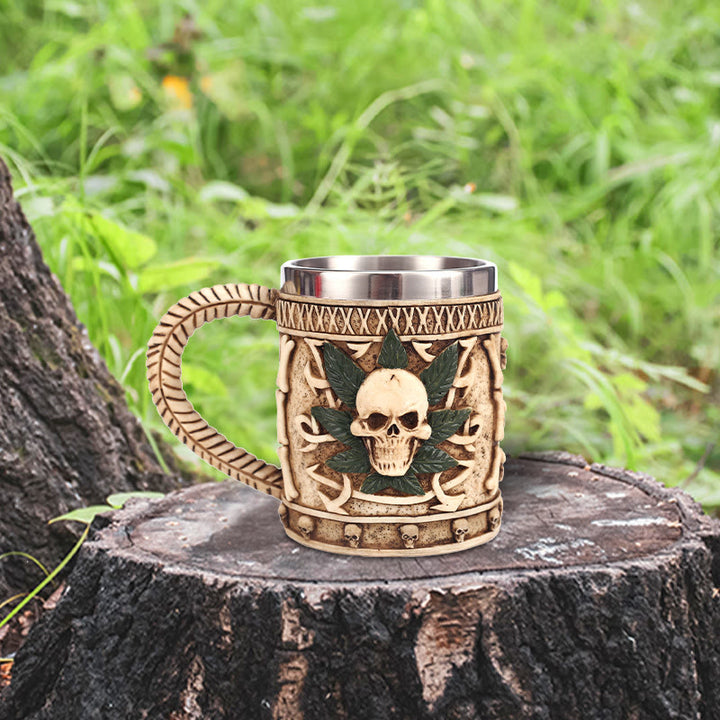 WorldNorse Tasse mit gebogenem Griff und Totenkopf-/Blattmotiv