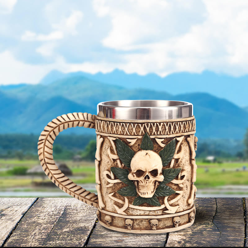 WorldNorse Tasse mit gebogenem Griff und Totenkopf-/Blattmotiv
