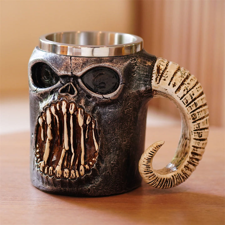 Tasse mit brüllendem Widderhorn und Totenkopf von WorldNorse