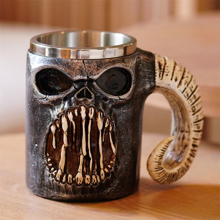 Tasse mit brüllendem Widderhorn und Totenkopf von WorldNorse