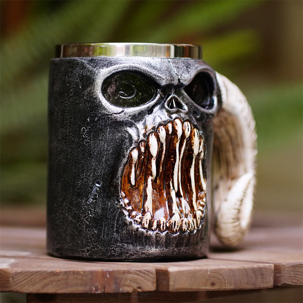 Tasse mit brüllendem Widderhorn und Totenkopf von WorldNorse