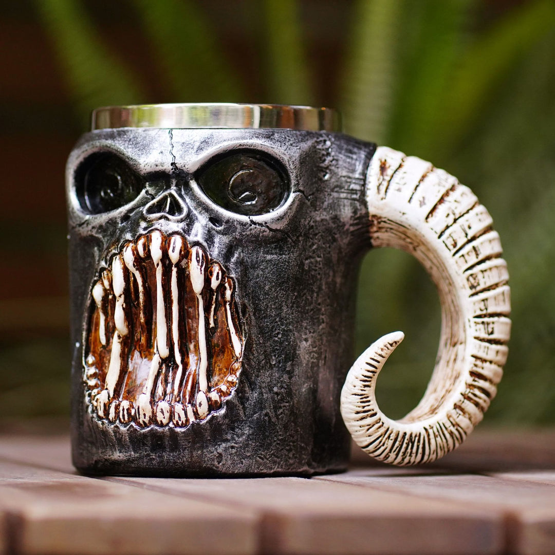 Tasse mit brüllendem Widderhorn und Totenkopf von WorldNorse