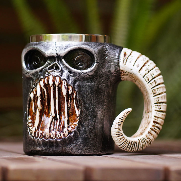 Tasse mit brüllendem Widderhorn und Totenkopf von WorldNorse