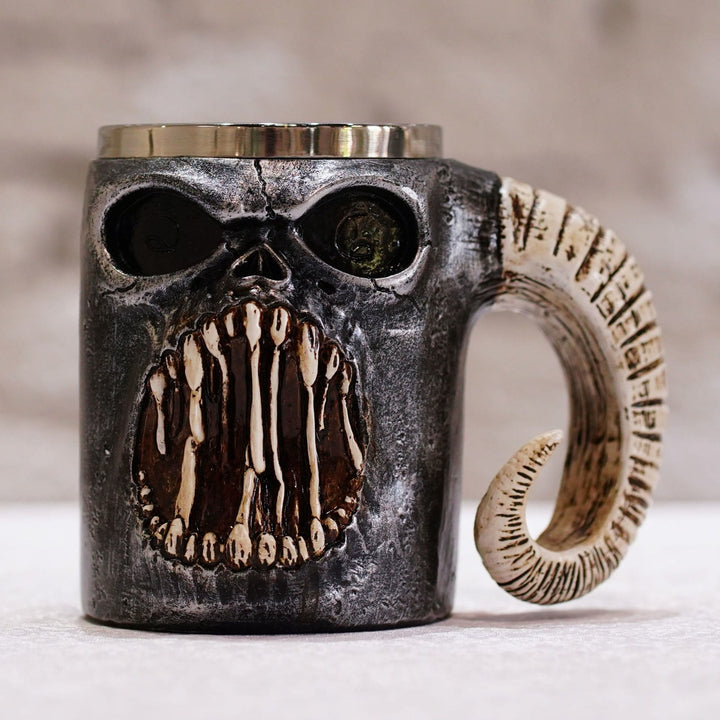 Tasse mit brüllendem Widderhorn und Totenkopf von WorldNorse