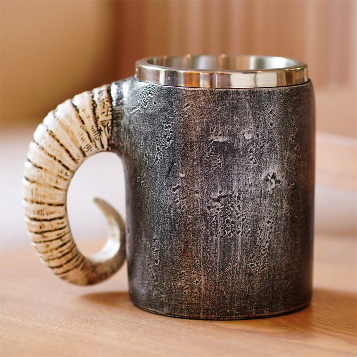Tasse mit brüllendem Widderhorn und Totenkopf von WorldNorse