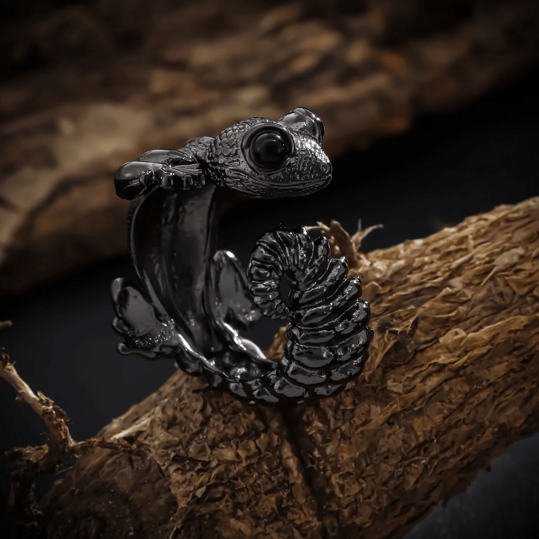 WorldNorse – Schwarzer Ring mit Pistole in Echsenform