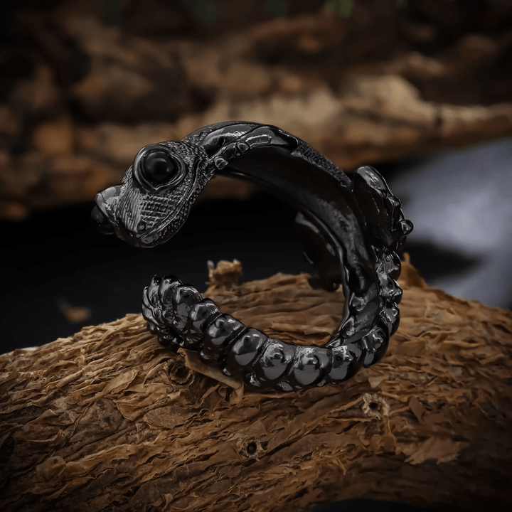 WorldNorse – Schwarzer Ring mit Pistole in Echsenform