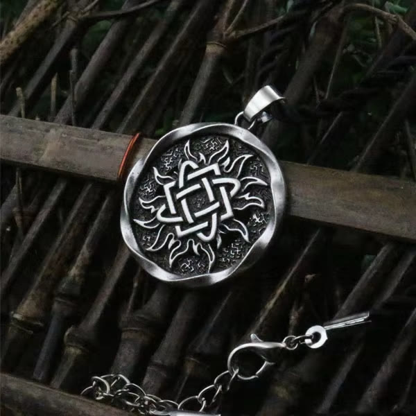 WorldNorse Halskette mit Sunburst-Schnitzerei-Anhänger