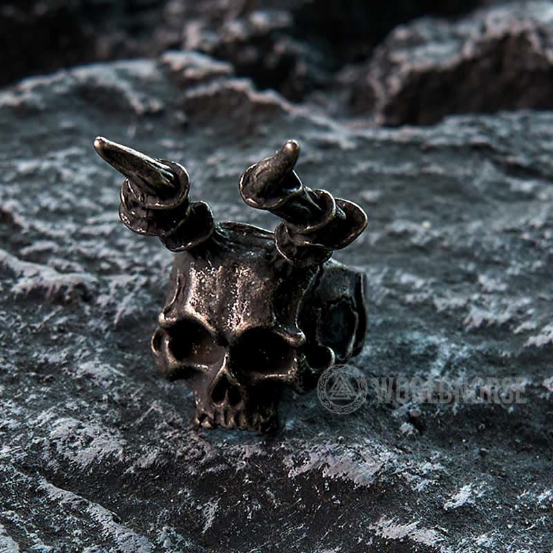 WorldNordischer Totenkopf-Ring mit langem Horn