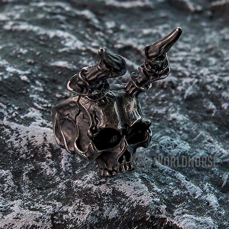 WorldNordischer Totenkopf-Ring mit langem Horn
