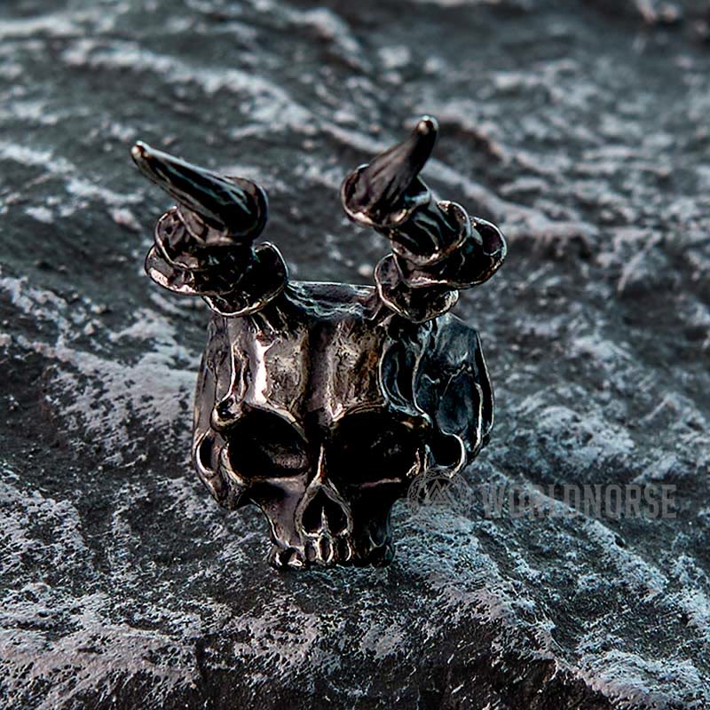 WorldNordischer Totenkopf-Ring mit langem Horn