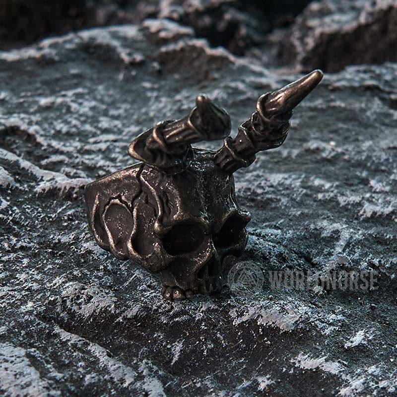 WorldNordischer Totenkopf-Ring mit langem Horn