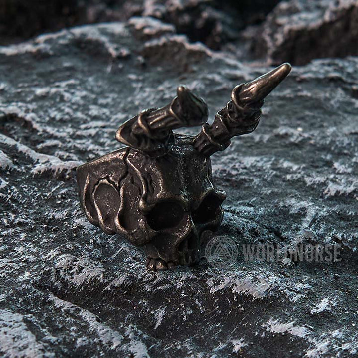 WorldNordischer Totenkopf-Ring mit langem Horn