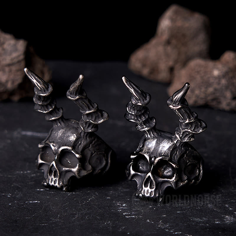 WorldNordischer Totenkopf-Ring mit langem Horn